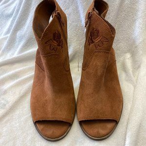 Lucky Brand Listana Brown Ankle Booties
